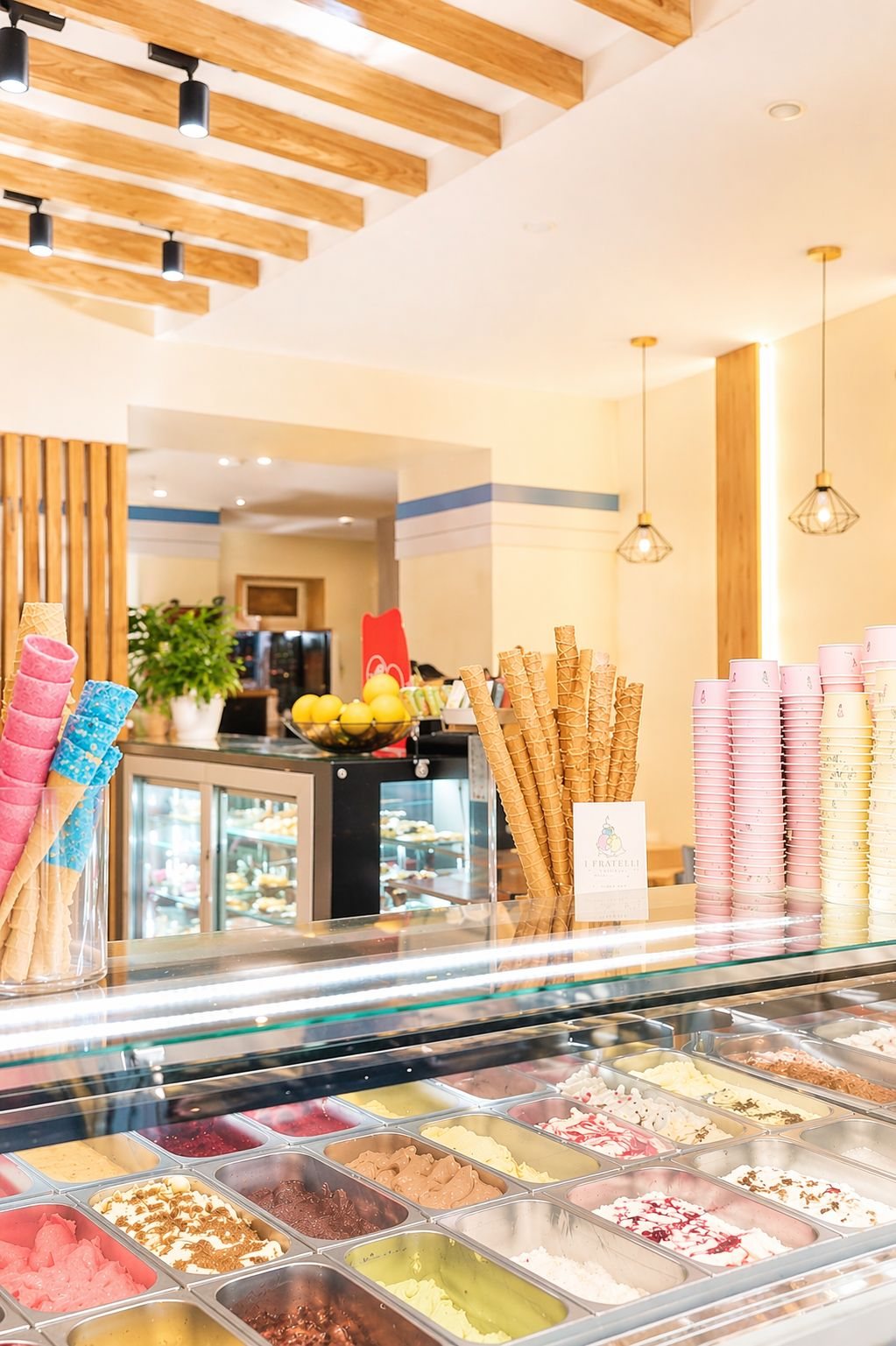 I Fratelli Gelateria in Simmering — Theke mit Gelato, Cones und Bechern