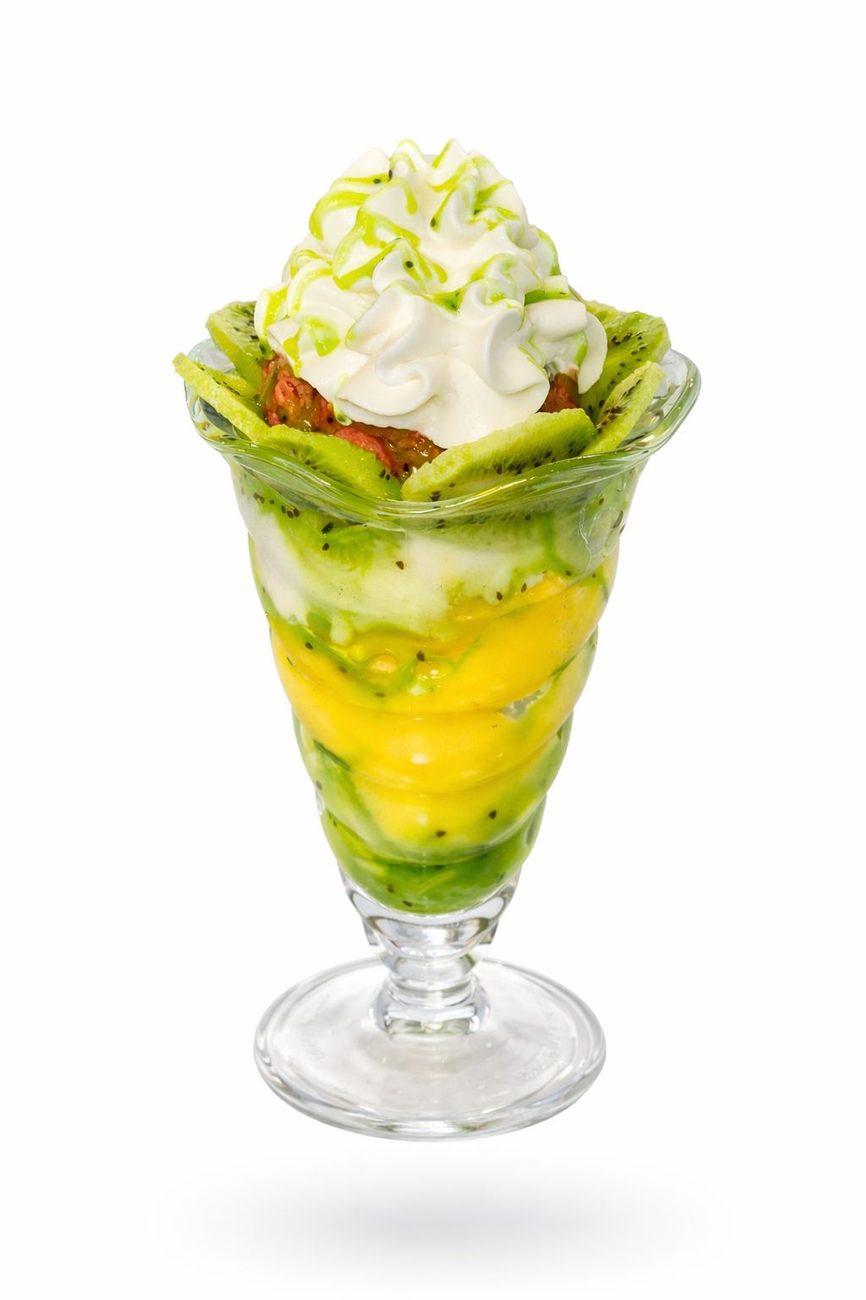 Fruchtiger Becher mit Kiwi und Mango